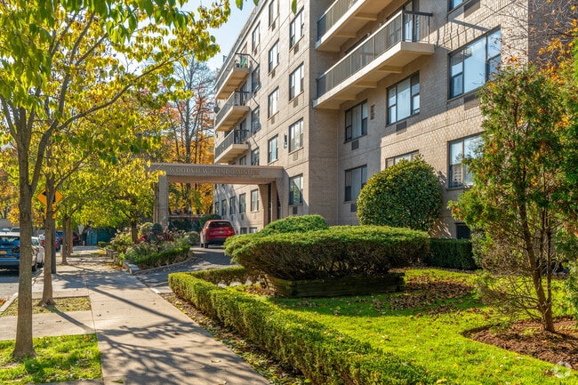 Entrada del edificio - Woodview Condominium