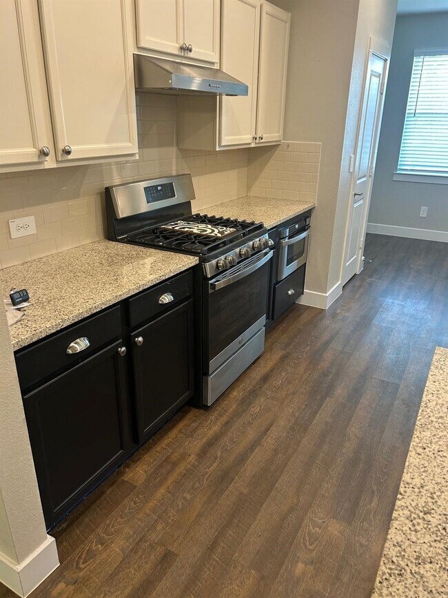 Photo - 423 Black Walnut Dr