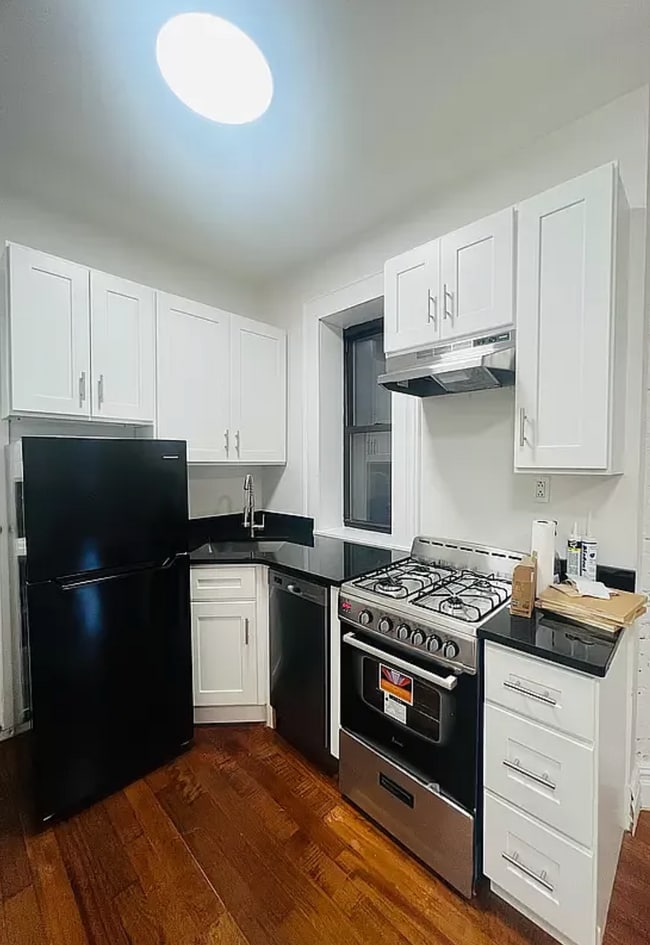 Photo - 241 W 11th St