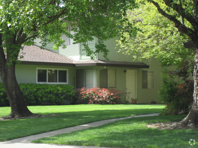 Building Photo - 2-story Townhome in North Davis