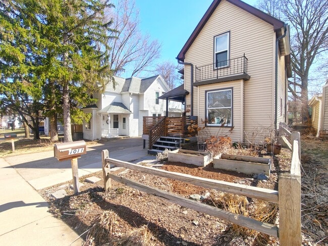 PATIO DELANTERO - 1011 E Grand Ave