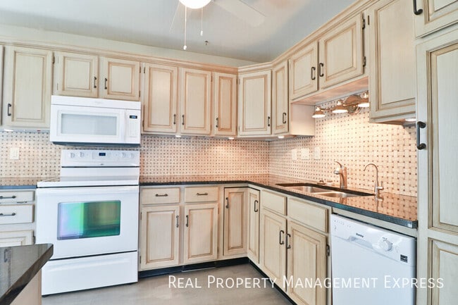 Building Photo - Spacious 2 Bedroom 2 Bath House with Bonus...