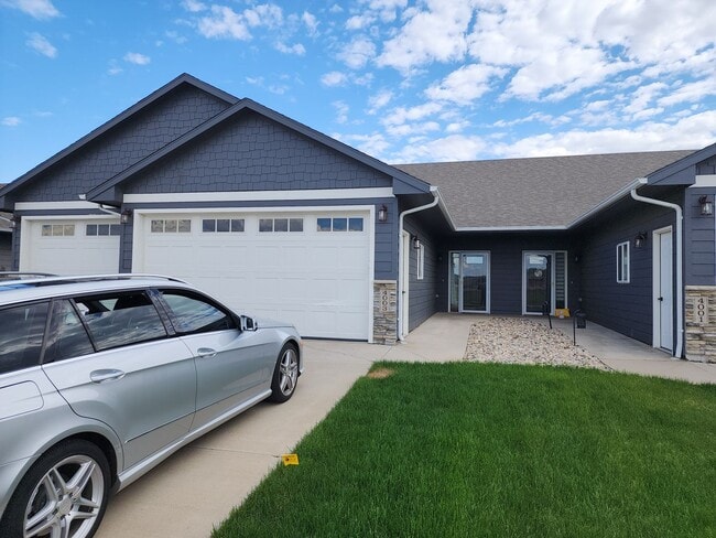 Three bedroom two bathroom slab on grade t... - Three bedroom two bathroom slab on grade t... House