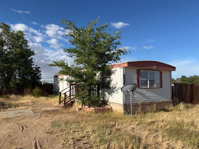 Building Photo - 2 bed, 1 bath home on 13,064 sq ft lot!