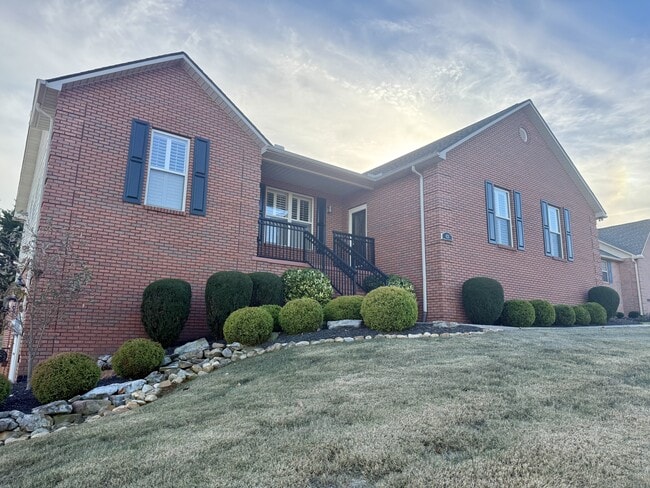 Photo - 421 Amberland Ln