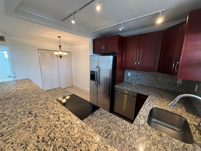 Building Photo - 2400 NE 10th St Unit 403