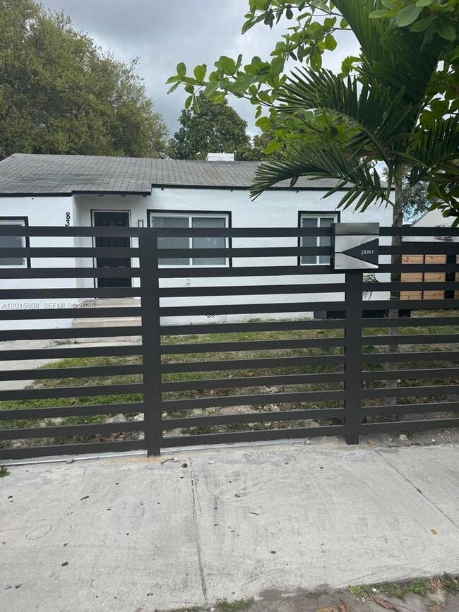 Photo - 833 NW 75th St