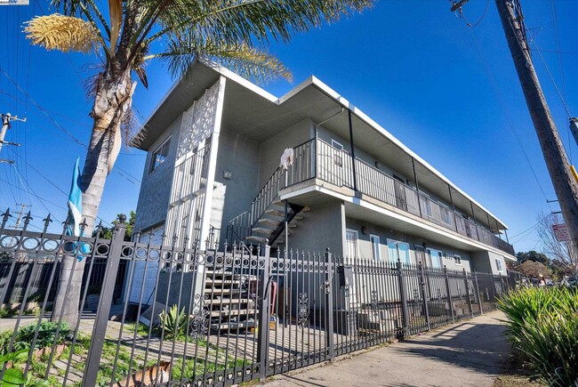 Building Photo - 5900 Hayes St Unit A Rental