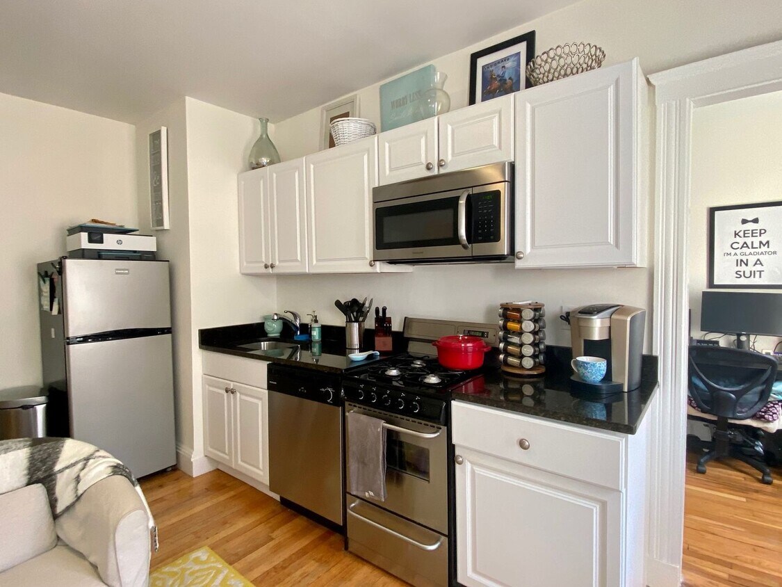 Nicely renovated 1 bed unit located near C... - Nicely renovated 1 bed unit located near C...