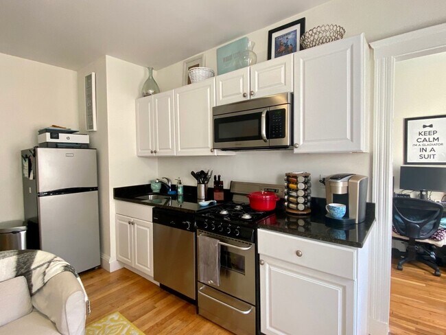 Nicely renovated 1 bed unit located near C... - Nicely renovated 1 bed unit located near C... House