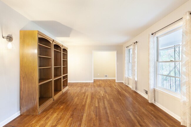 Photo - Very Spacious 4/3 w/ Finished Basement in ...