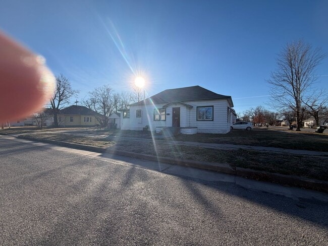 Building Photo - Charming 3 bed