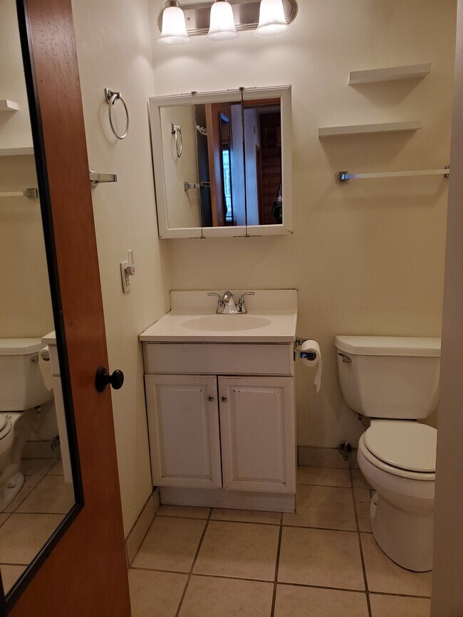 Photo - 1560 E Irving Plz Unidad Rear lower 2 bdrm