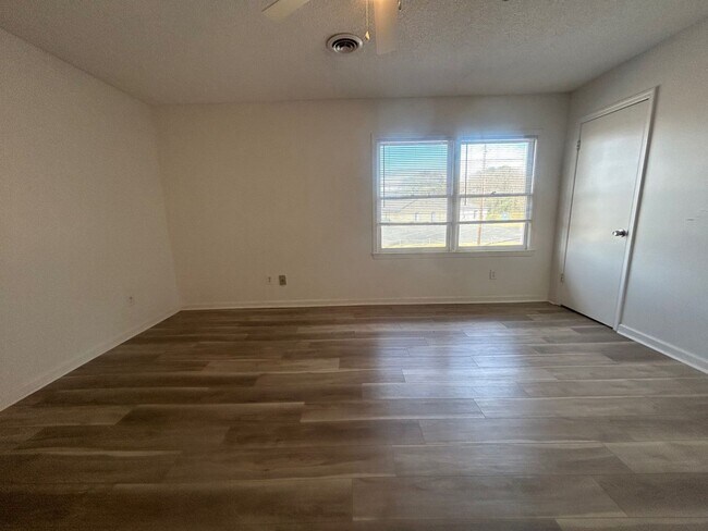 Photo - 1723 Stahl St