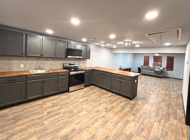 4 bed 4 bath close to South plains college!
