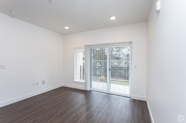 2BR, 2BA - 986SF - Living Room