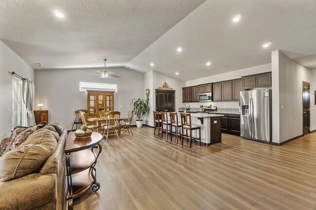 Photo - 198 Spindle St