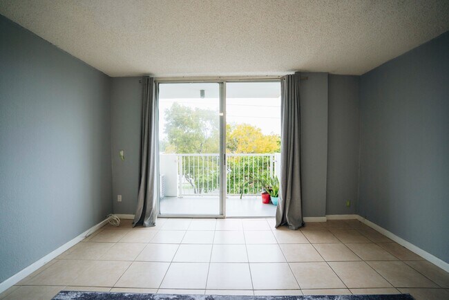 Photo - 2000 NE 135th St Unidad 410