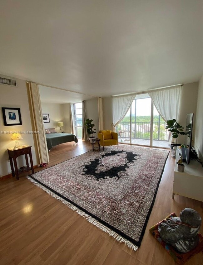 Photo - 2500 NE 135th St Unidad B506