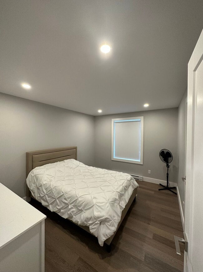 Photo - 3060 Barclay Av