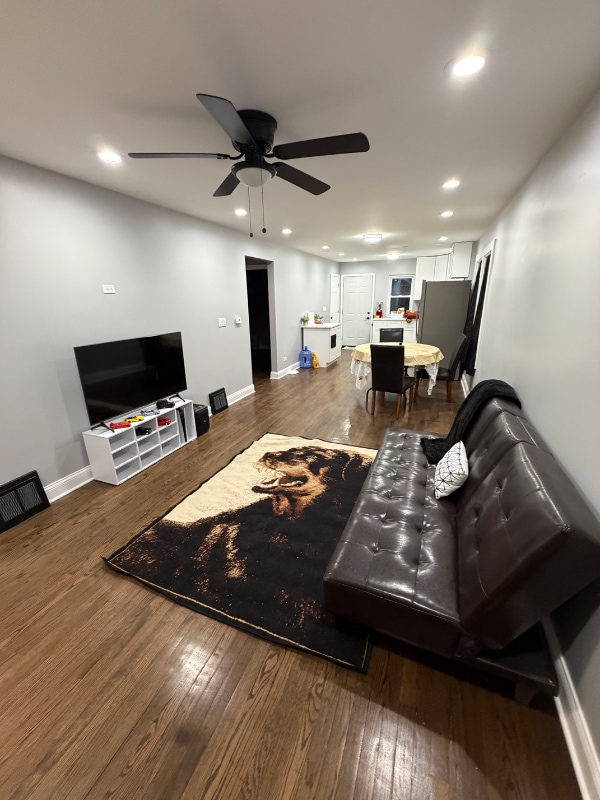 Building Photo - 5704 S Kilbourn Ave