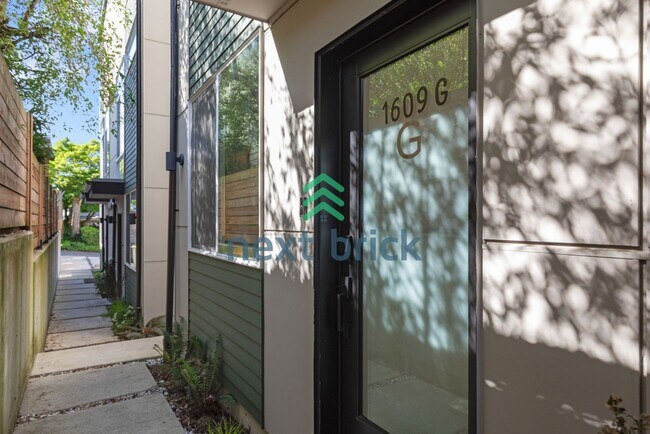 Photo - Chic Urban Living: 2-Bed, 2-Bath Townhouse Retreat in Seattle's Heart!