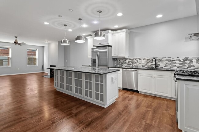 Building Photo - 5260 Butler St Unit 5260 Butler Street 2