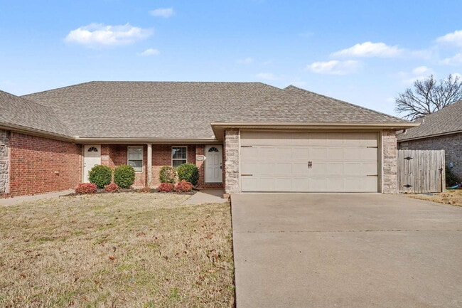 Building Photo - Spacious 3-Bed Duplex in Bentonville with Granite Elegance – Your Ideal Home Awaits! Unit 2