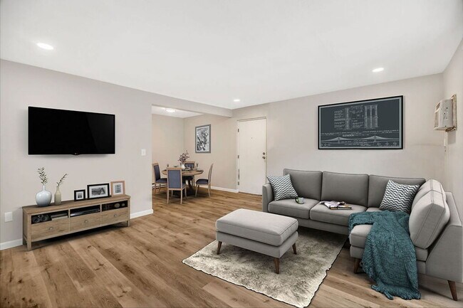 Building Photo - 5615 Happy Hollow Rd Unit 4