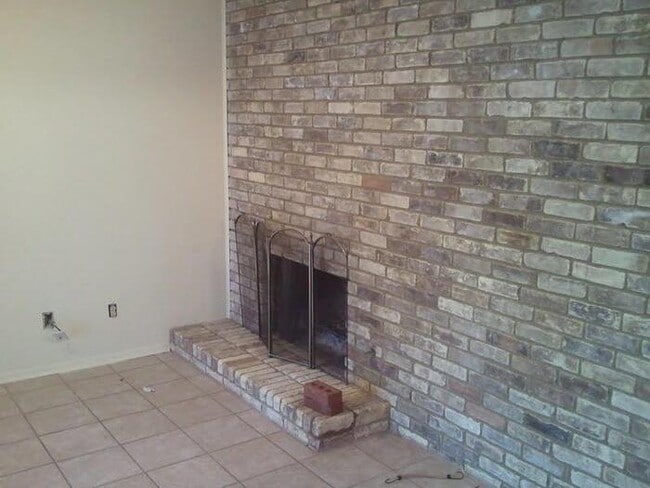Pet Friendly 2 Bed, 2 Bath Brick Duplex : Easy to Qualify, Quiet Cul-de-Sac Location
