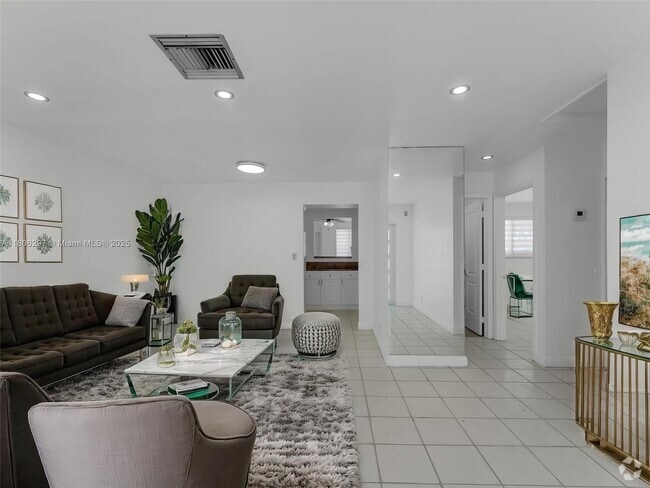 Building Photo - 1811 SW 97th Ter Rental