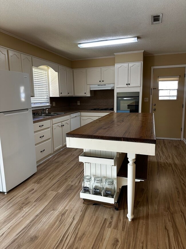 Photo - 204 Walnut Dr