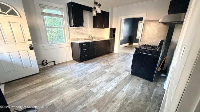 Photo - 641 E Elm St