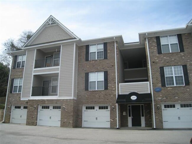 Building Photo - 210 Fountainhead Ln