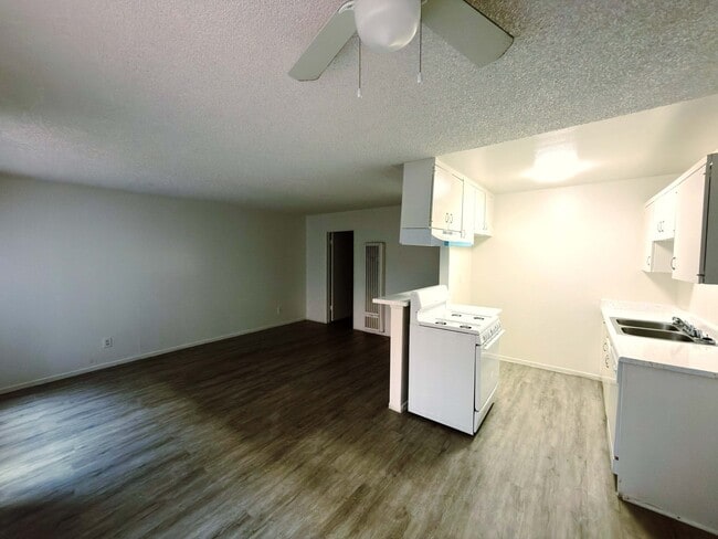 Building Photo - 13611 Doty Ave Unit 213