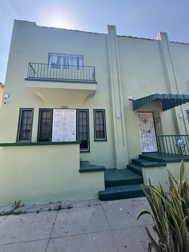 Photo - 1582 W 29th St Unidad 1
