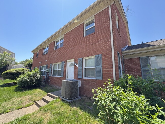 Building Photo - Charming & Spacious Two Bedroom One bathroom Unit B
