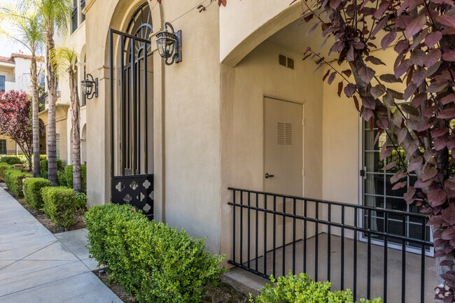 1BR, 1BA - 792 SF