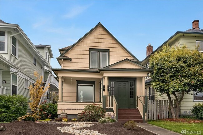 Beautiful charming exterior with new, professional landscaping additions, front porch and more on this quiet residential street. - 2318 Hoyt Ave Casa Adosada