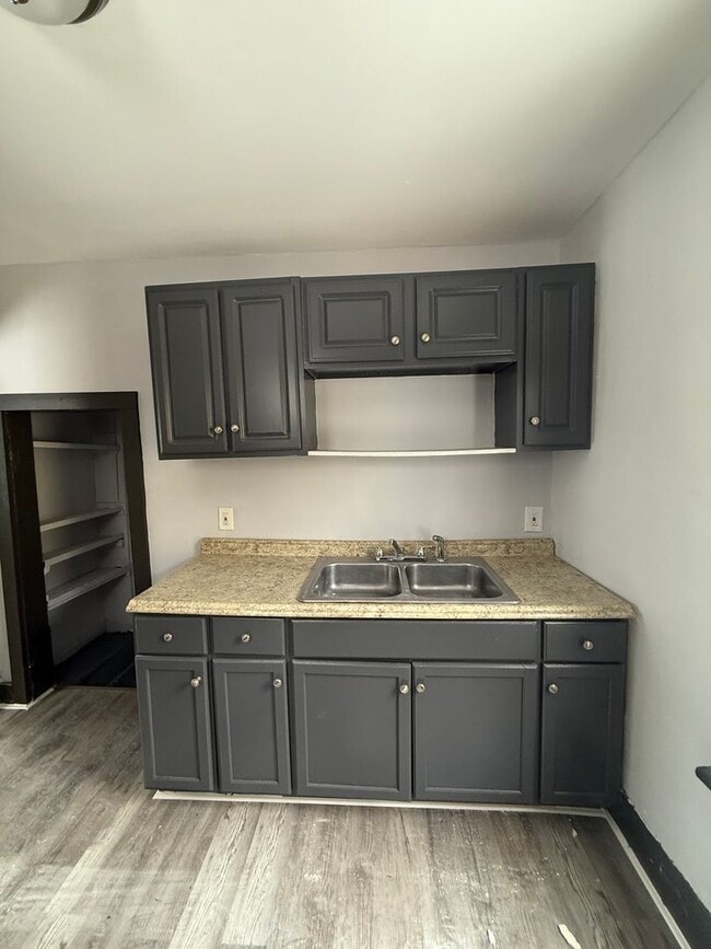 Building Photo - Cleveland East Side Single