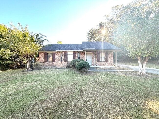 Building Photo - ** 3 bed 2 bath located in Millbrook ** Ca...