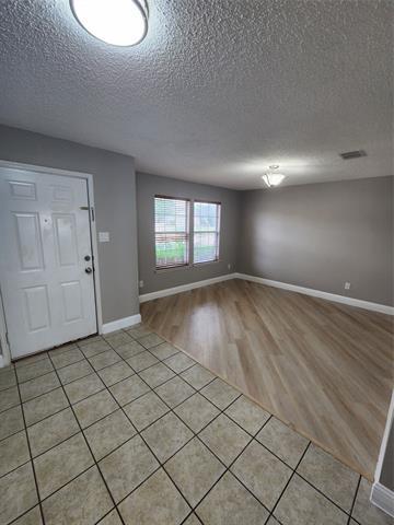 Photo - 907 Live Oak Dr