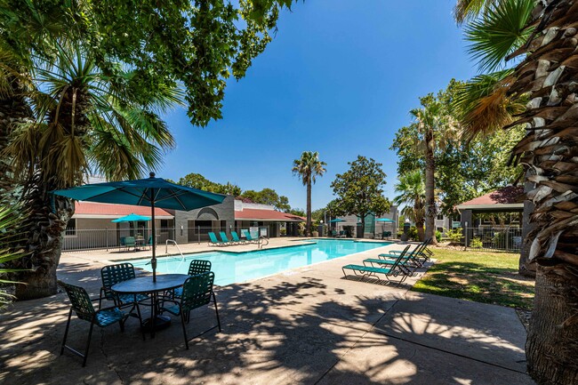 Pool Seating - Regency Grove Apartments