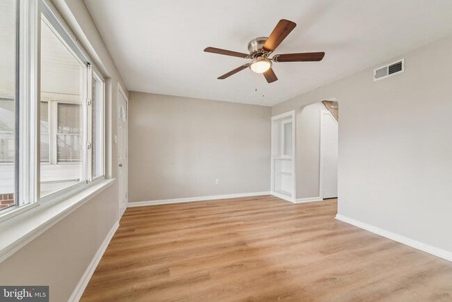 Photo - 7926 Bank St