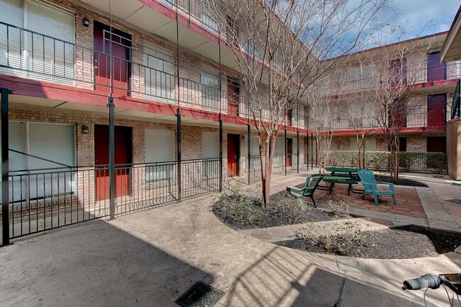 Photo - WASHER / DRYER, WOOD FLOORS OPEN LIVING LAYOUT !! Unit 103