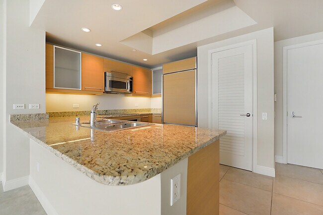 Photo - Turnberry Towers 2105W-Stunning City Views...