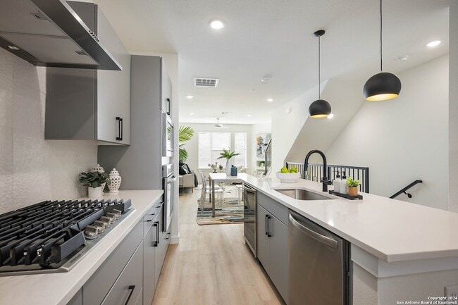 Photo - 719 E Locust St