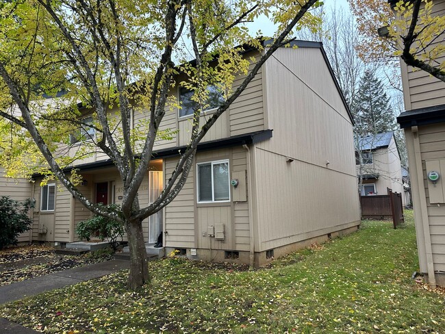 Beautifully updated townhouse in Eugene! - Beautifully updated townhouse in Eugene!