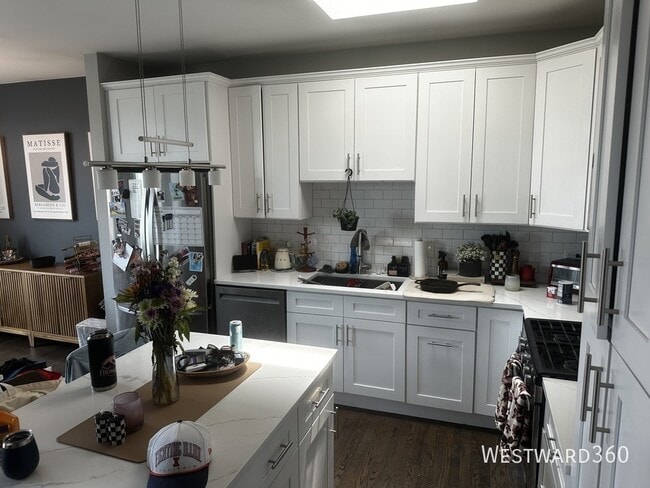 Photo - 1830 N Winchester Ave Unit 315