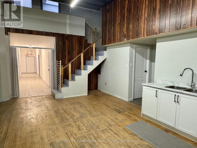 Photo - 450 Spadina Ave.